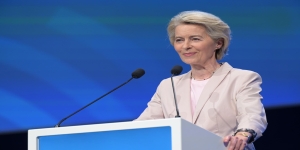 Ursula von der Leyen a Parigi alla conferenza ‘Scegli l'Europa per la scienza’.