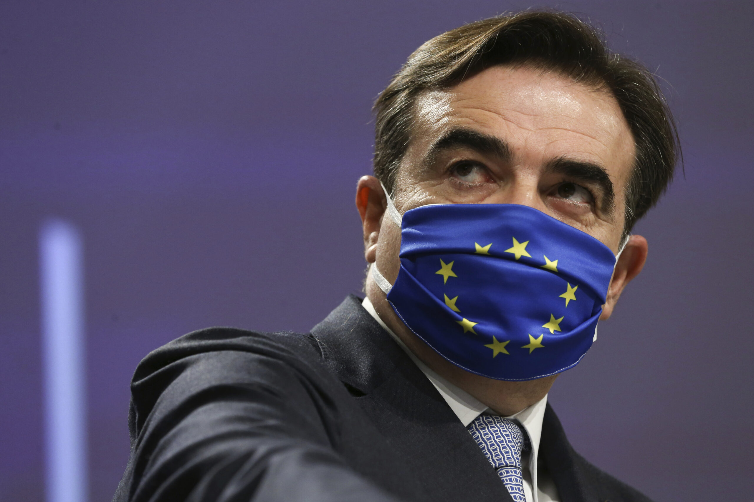 Schinas con mascherina