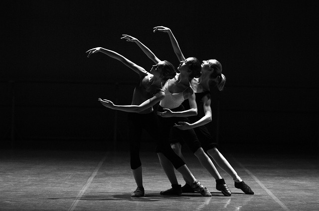 ballerinas 1376250 640